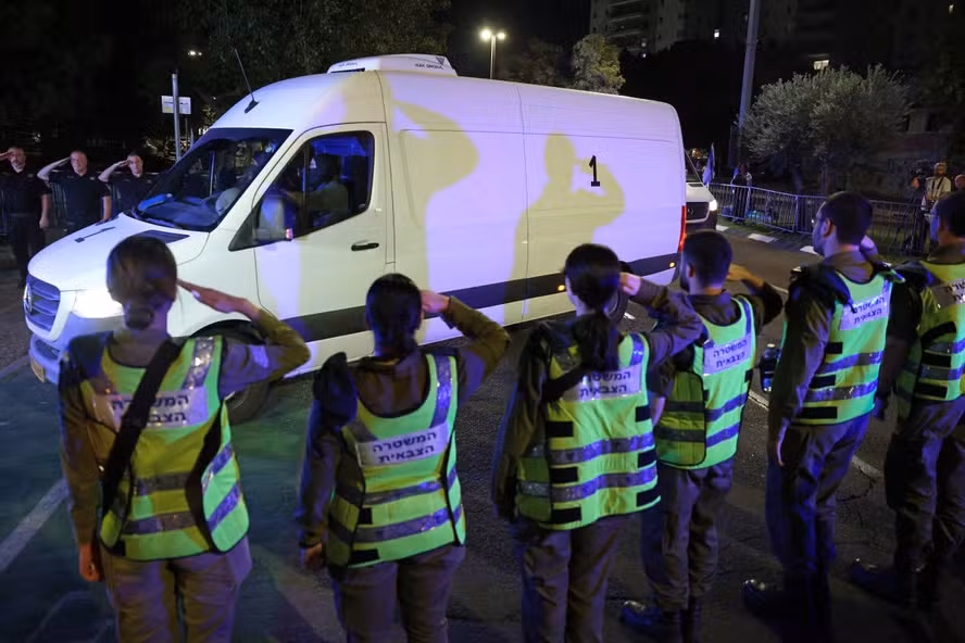 Corpos de reféns mortos em Gaza chegam até Israel. — Foto: AHMAD GHARABLI / AFP