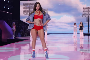 A atriz Barbie Ferreira no Victoria's Secret Fashion Show — Foto: Getty