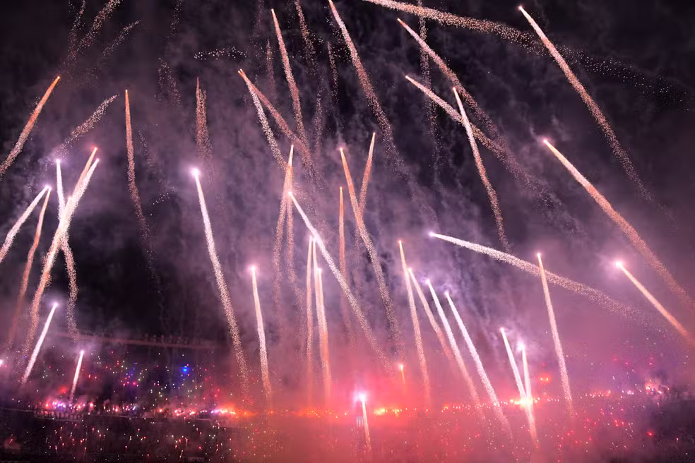 Torcida do Racing fez show de fogos antes de jogo contra o Flamengo — Foto: Marcelo Endelli/Getty Images