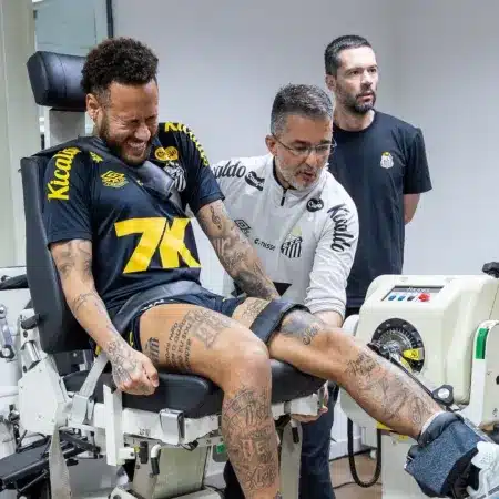 neymar-trabalha-na-academia-em-dia-de-folga-do-elenco-do-santos-1761593036767_v2_450x450.jpg