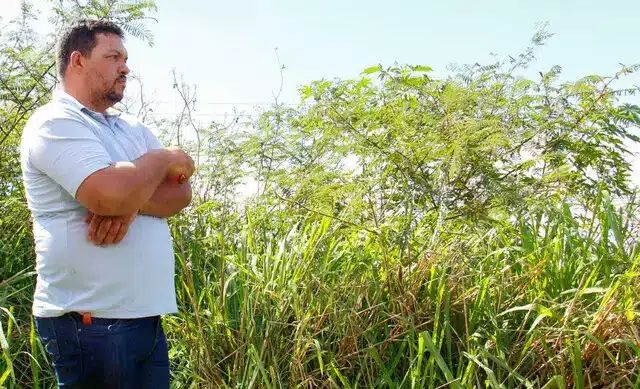 Edvaldo, pensativo, parado no meio do matagal onde aconteceu o acidente (Foto: Juliano Almeida)