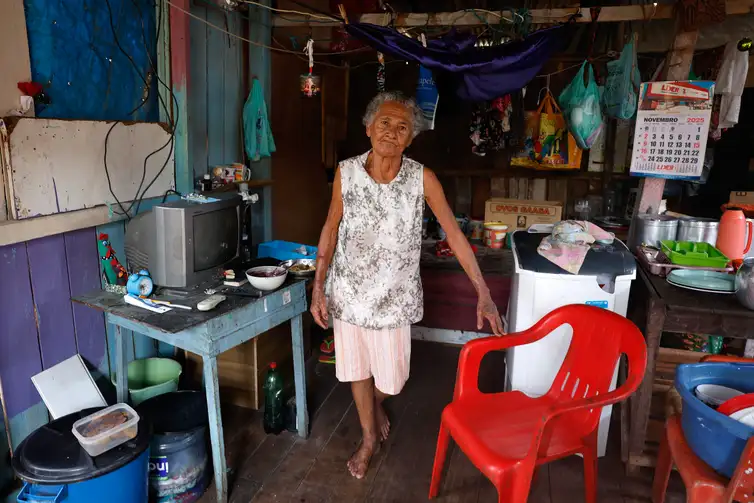 Cleonice da Silva Vera Cruz, aposentada de 77 anos, moradora da comunidade da Vila da Barca, em palafitas na baía do Rio Guajará - Foto Tânia Rêgo/Agência Brasil