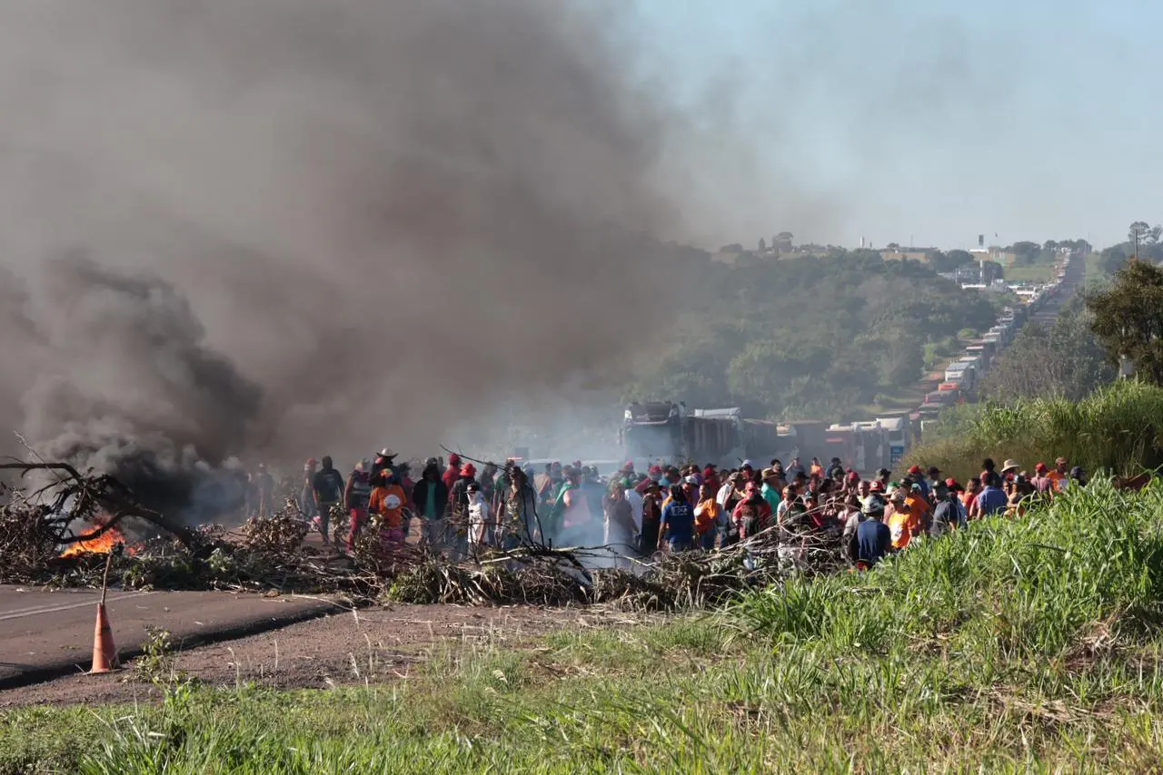 Manifestacao-de-movimentos-sociais-fecha-a-BR-163-para-pedir-por-reforma-agraria-Madu-Livramento-Jornal-Midiamax-2.jpeg